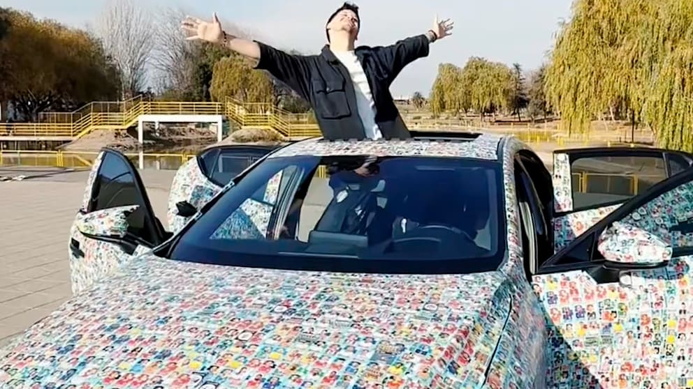 Influencer gestaltet Auto als Panini-Album mit über 10.000 Stickern