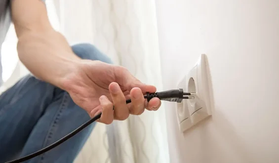 Vor dem Urlaub Strom sparen: Diese Stecker sollten gezogen werden