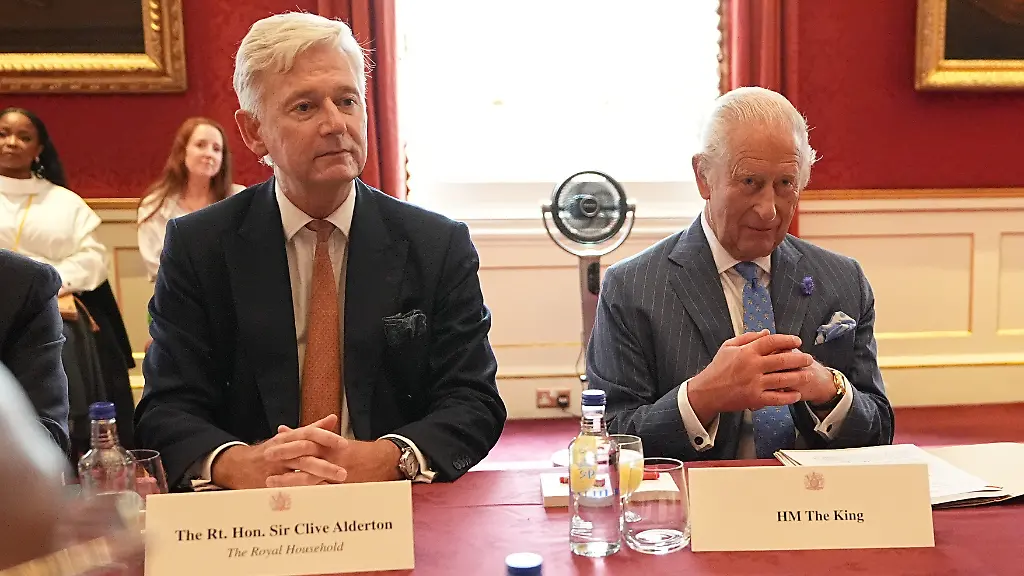 König Charles verliert engsten Vertrauten: Sir Clive Alderton tritt zurück