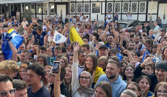 Über 1000 Fans feiern Rückkehr von WM-Helden Alajbegovic zu Bayer Leverkusen