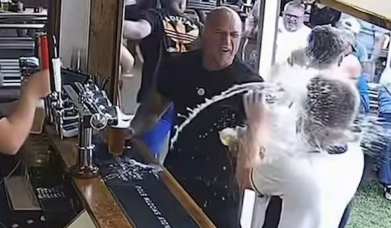 England-Fans im Party-Modus: Witzige Bierdusche nach Kane-Tor