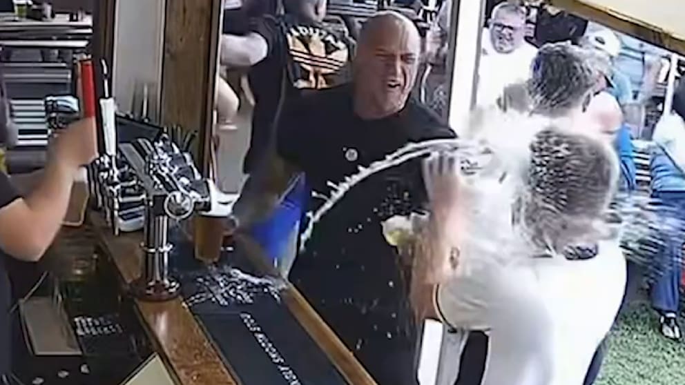 England-Fans im Party-Modus: Witzige Bierdusche nach Kane-Tor