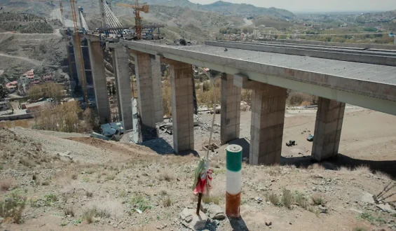 Explosionen nahe der Straße von Hormus: US-Angriffe auf iranische Infrastruktur