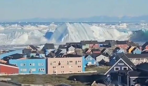 Spektakuläre Naturgewalt: Eisberg in Ilulissat überschlägt sich