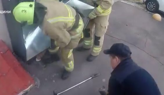 Seltsamer Feuerwehreinsatz: Mädchen in Paketstation eingeschlossen