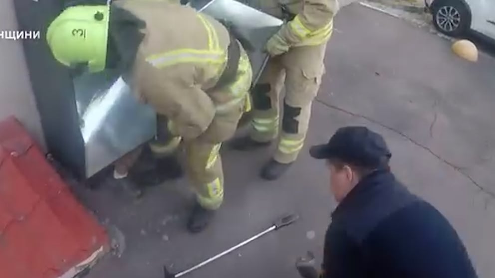Seltsamer Feuerwehreinsatz: Mädchen in Paketstation eingeschlossen