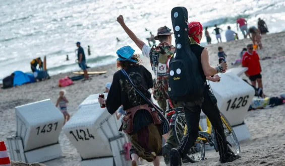 Kreis Nordfriesland versucht Punk-Protestcamp auf Sylt zu verhindern
