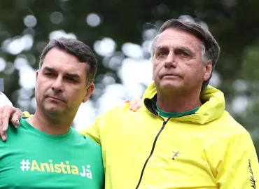 Flávio Bolsonaro droht Strafe wegen KI-Video