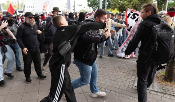 Angriff auf Reporter in Erfurt während der Anti-AfD-Proteste