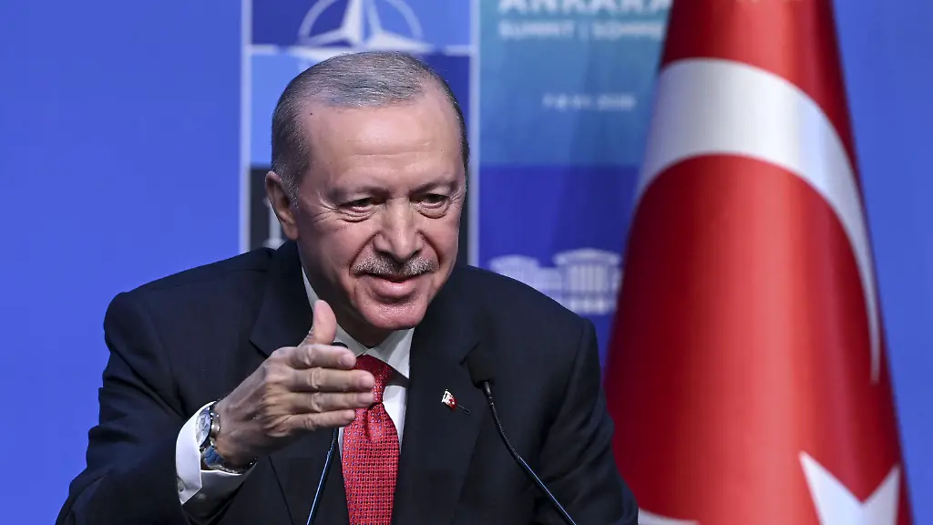 Erdogan verschenkt Revolver auf Nato-Gipfel