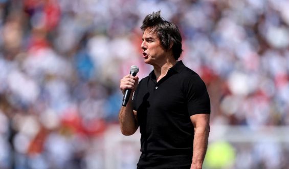 Tom Cruise wendet sich mit emotionaler Rede an Fußballfans