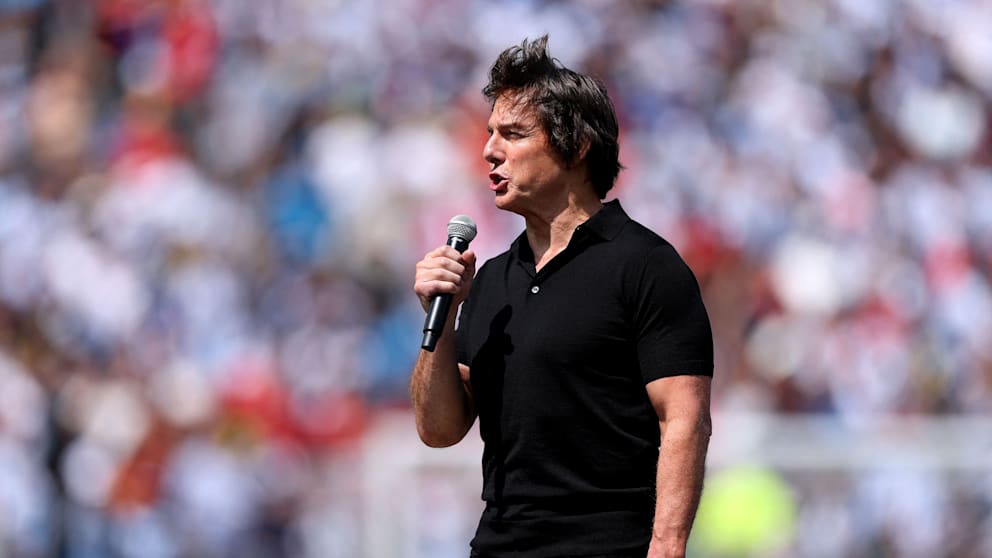 Tom Cruise wendet sich mit emotionaler Rede an Fußballfans