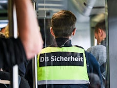 Zweifel am Tathergang nach Sturz eines Bahnmitarbeiters aus Zug