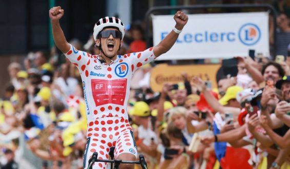 Richard Carapaz siegt auf der Königsetappe der Tour de France