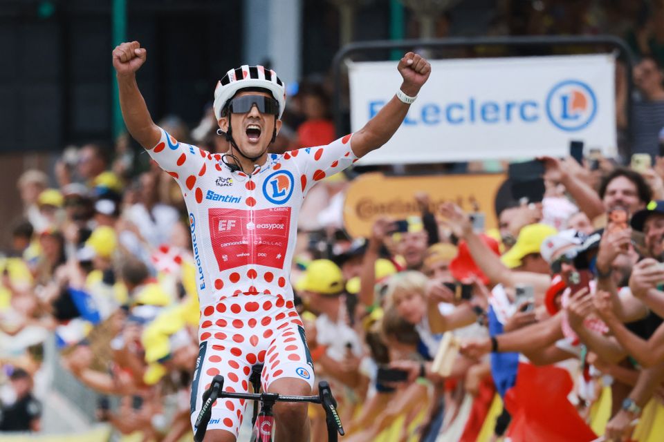 Richard Carapaz siegt auf der Königsetappe der Tour de France
