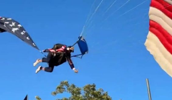 Missglückte Landung eines Fallschirmspringers während Rodeo-Fest