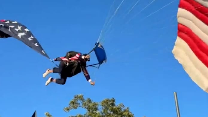 Missglückte Landung eines Fallschirmspringers während Rodeo-Fest