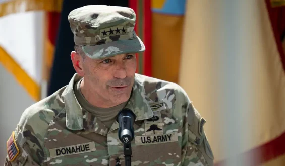 Pentagon gestaltet Militärführung neu: General Donahue verabschiedet sich aus Wiesbaden