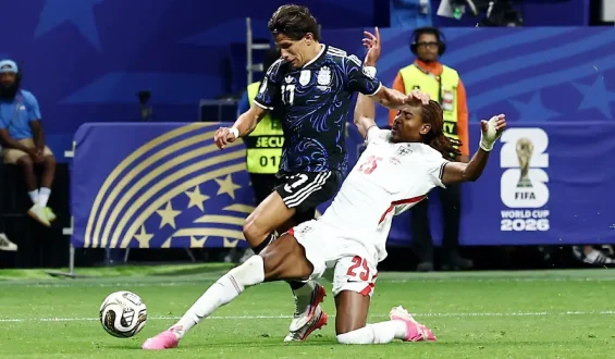Englands Spence vereitelt Argentiniens Angriff