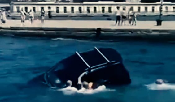 Soldaten retten versinkendes Auto im Hafen von Triest