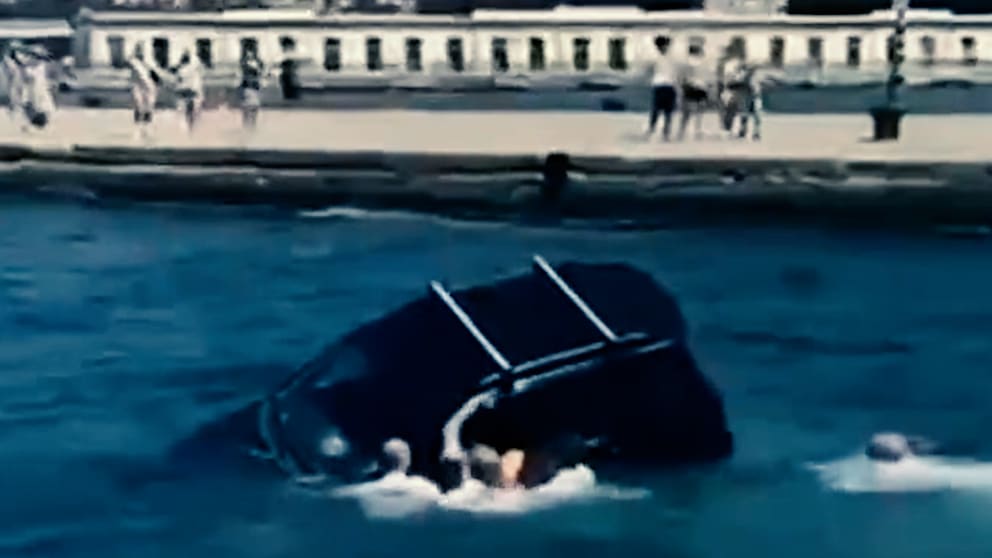 Soldaten retten versinkendes Auto im Hafen von Triest