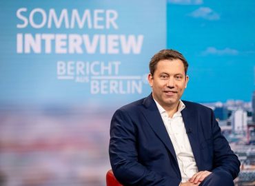 Lars Klingbeil verteidigt neue Krankheitsregelungen und Haushaltsplan