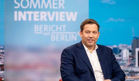 Lars Klingbeil verteidigt neue Krankheitsregelungen und Haushaltsplan
