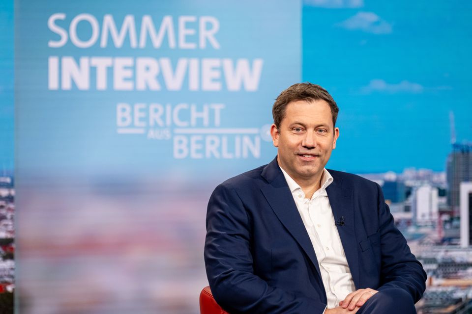 Lars Klingbeil verteidigt neue Krankheitsregelungen und Haushaltsplan