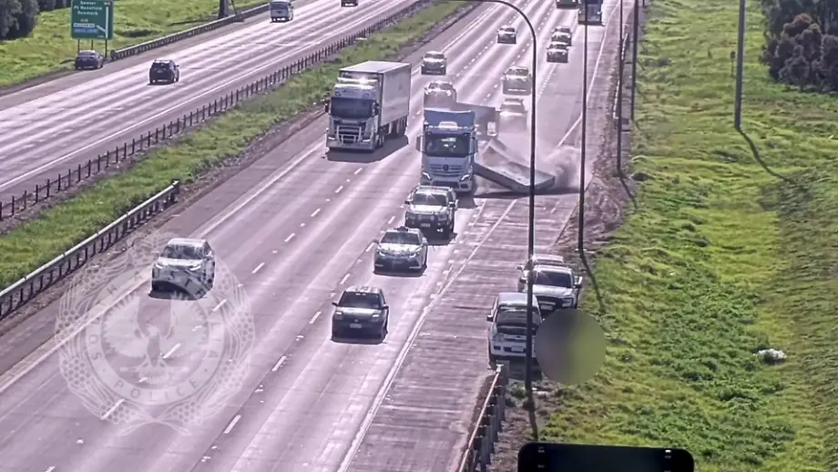 Gefährlicher Lkw-Unfall auf australischer Autobahn