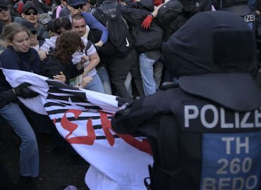 AfD-Bundesparteitag in Erfurt: Polizei setzt Schlagstöcke gegen Demonstranten ein
