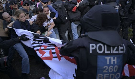 AfD-Bundesparteitag in Erfurt: Polizei setzt Schlagstöcke gegen Demonstranten ein