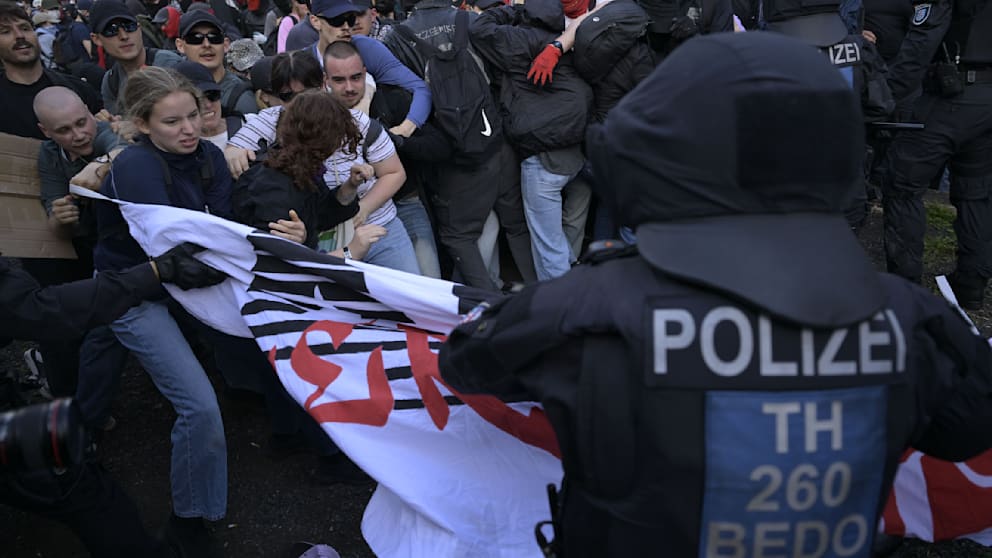 AfD-Bundesparteitag in Erfurt: Polizei setzt Schlagstöcke gegen Demonstranten ein