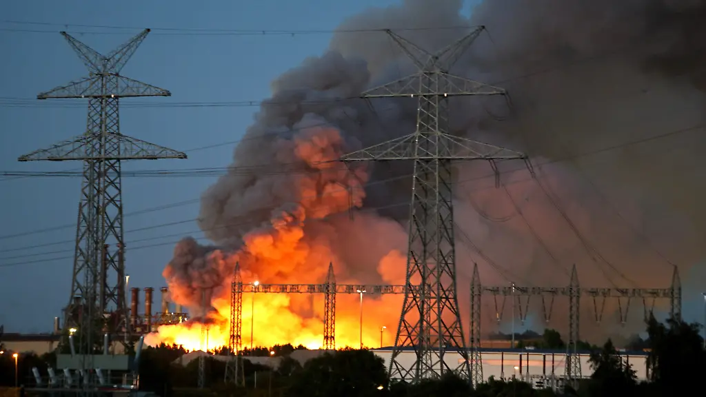 Großbrand auf Schrottberg in Salzgitter: Herausforderungen und Maßnahmen