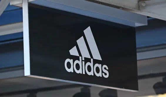 Adidas hebt Wachstumsprognose an, aber Aktie stürzt ab
