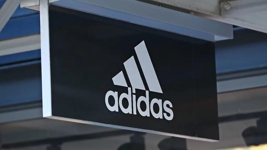 Adidas hebt Wachstumsprognose an, aber Aktie stürzt ab