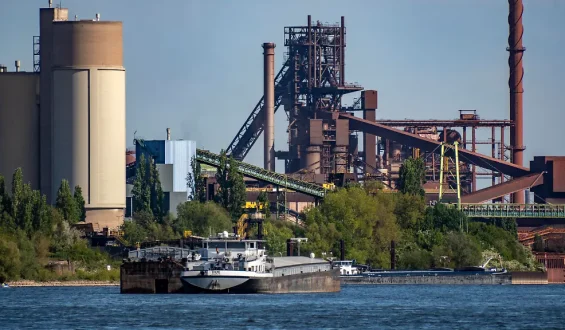 Niedrigwasser im Rhein und Auswirkungen auf die Industrie