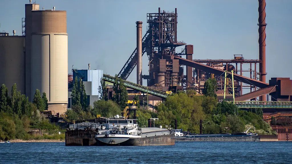 Niedrigwasser im Rhein und Auswirkungen auf die Industrie