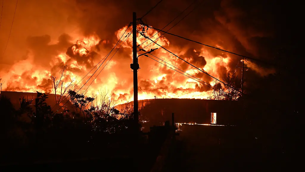 Waldbrand auf Kreta außer Kontrolle: Evakuierungen und Todesfälle