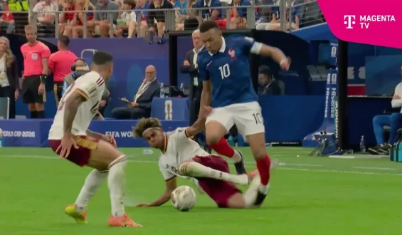 Kritisches Foul von Lamine Yamal gegen Kylian Mbappé