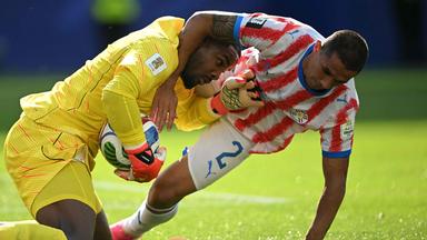 Umstrittenes Achtelfinalspiel: Frankreich bezwingt Paraguay