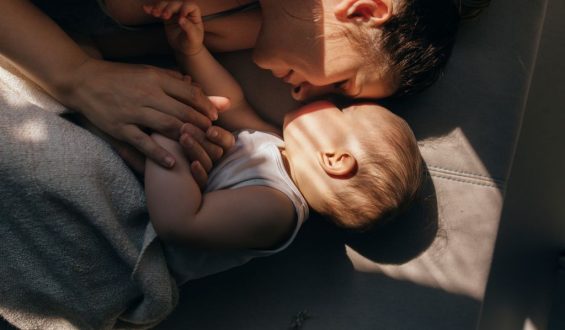 Frauen und Schlaf: Risiken und Einfluss der Kinder
