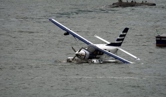 Notlandung eines Wasserflugzeugs im East River vor Manhattan