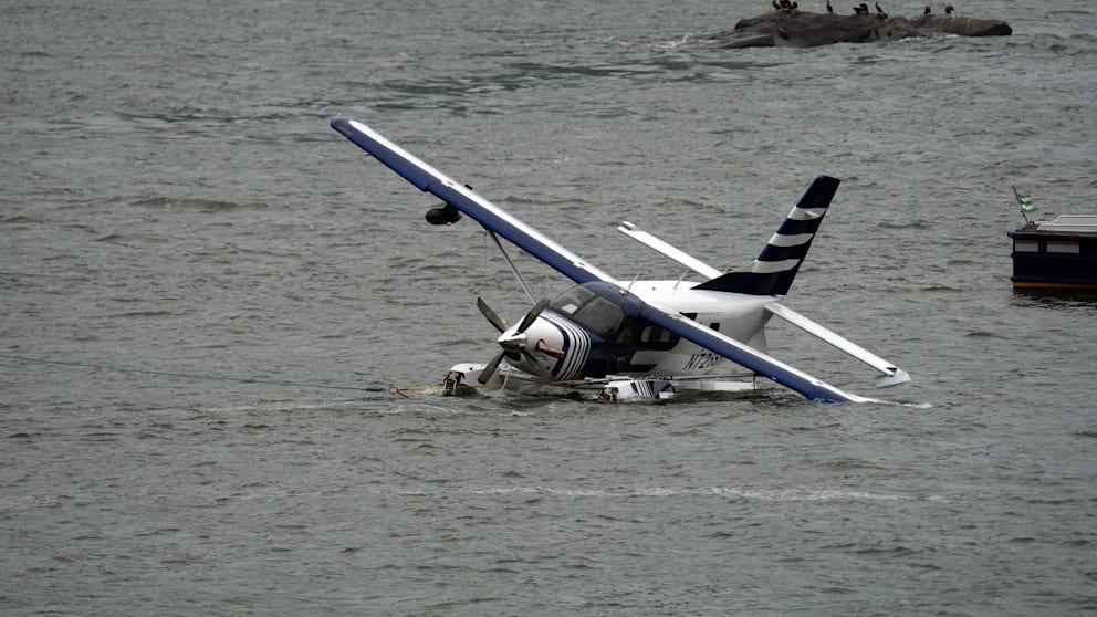 Notlandung eines Wasserflugzeugs im East River vor Manhattan