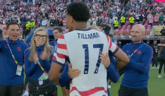 US-Amerikaner Feiern Fußball-Sieg Emotional