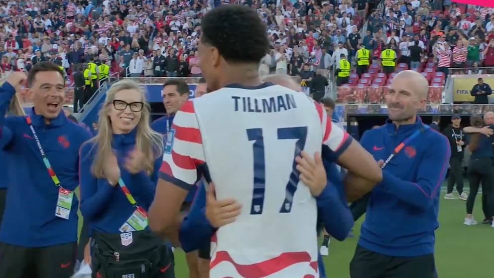 US-Amerikaner Feiern Fußball-Sieg Emotional
