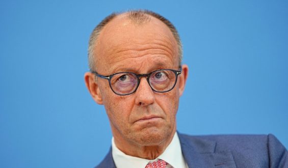 Sommerbilanz des Kanzlers: Stabilität und Herausforderungen