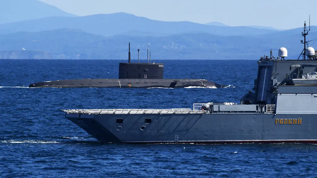 Russland und China führen gemeinsames Marinemanöver durch