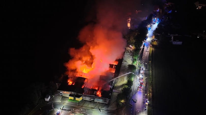 Großbrand in bayerischer Lagerhalle mit Särgen