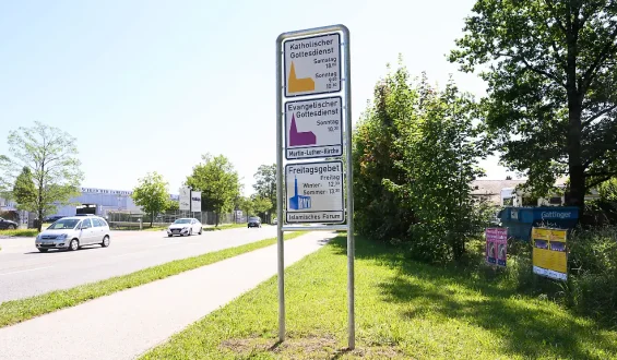 Stadt stellt erstmals Hinweisschild für muslimisches Gebet auf