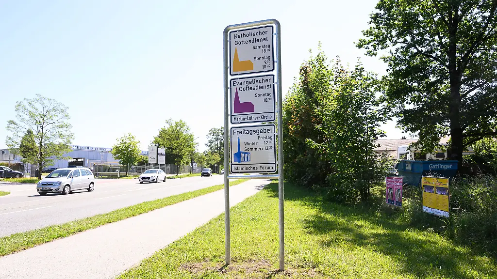 Stadt stellt erstmals Hinweisschild für muslimisches Gebet auf